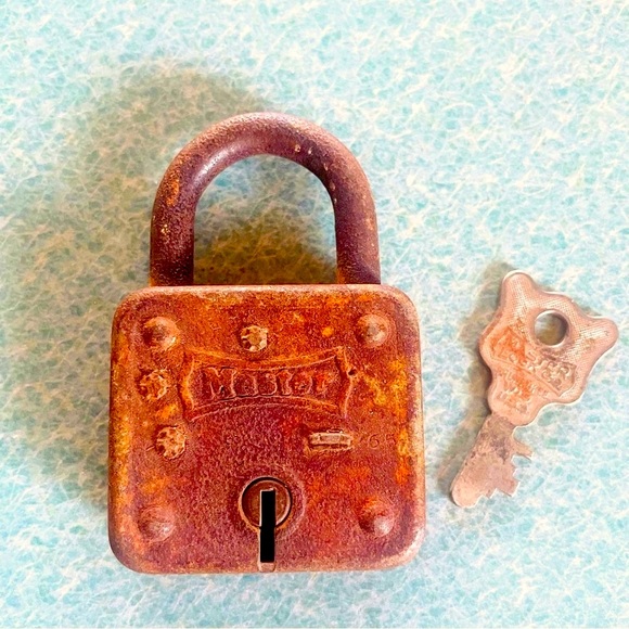 Vintage Master Lock w/ key - Picture 1 of 7